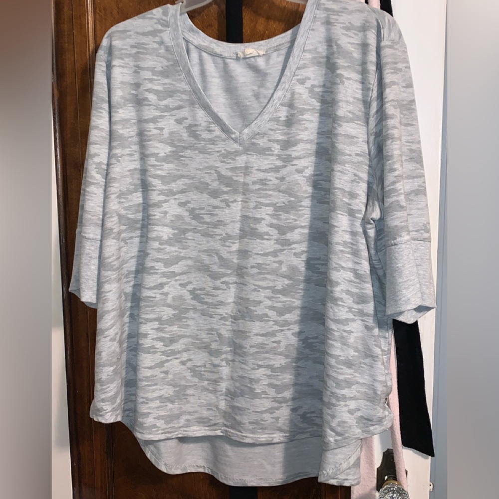 ⭐️  5/$20 Camo 3/4 sleeve sweatshirt